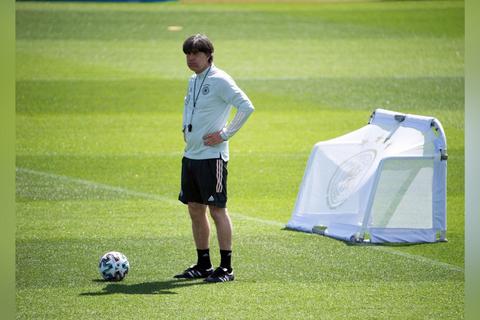 Bundestrainer Joachim Löw beobachtet das Training. Heute spielt sein Team um 21 Uhr gegen Frankreich. Foto: dpa, canva
