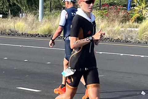 Jana Binninger auf der Laufstrecke des Ironman Hawaii 2022. Foto: Stimmel-Sports