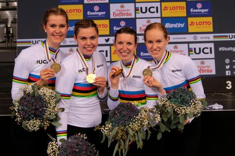 Annika Furch, Sabrina Born, Nora Erbenich und Hannah Rohrwick (von links) präsentieren stolz ihre Goldmedaillen. Foto: Wilfried Schwarz 