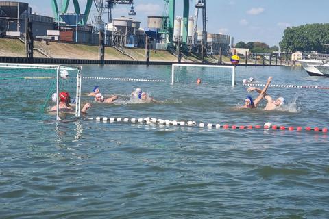 Zurück zu den Wurzeln: Zwischen Hafenkran und Motorboot geht es beim Poseidon-Turnier um Tore. Foto: Poseidon