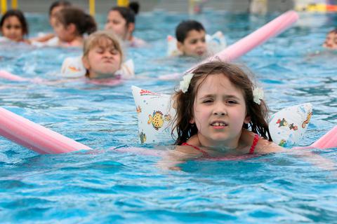 Kinder wollen schwimmen: Die Wartelisten für Kurse waren schon vor der Corona lang. Foto: dpa 