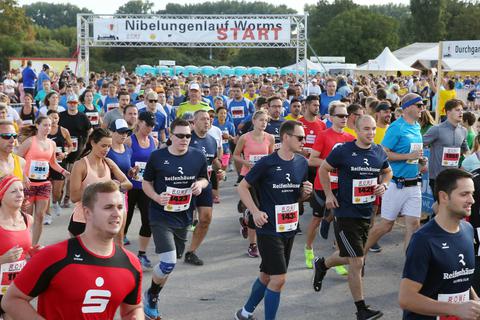 Auch bei der inzwischen 19. Auflage in diesem Jahr werden sich wieder zahlreiche Läufer beim Wormser Nibelungenlauf auf die Strecke begeben. Foto: Rudolf Uhrig