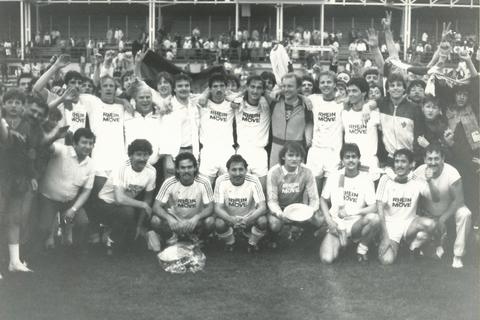 Meisterhaft: Die Wormatia-Fußballer feiern im Mai 1986 den Titelgewinn. Die Tür zur Aufstiegsrunde bleibt allerdings zu. Foto: WZ-Archiv