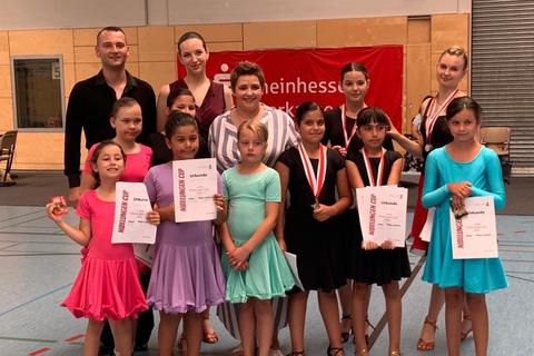 Stolz präsentieren die erfolgreichen Tänzerinnen des TSC die Medaillen und Urkunden des Tages. Foto: TSC Worms