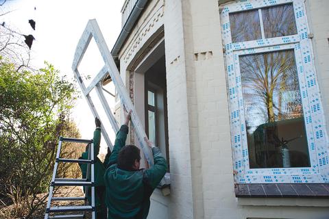Der Austausch von Fenstern ist mit den anderen Eigentümern abzusprechen. Archivfoto:  Veka/txn 