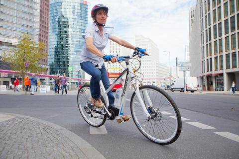 Sportlich durch die Stadt flitzen, ist mit dem E-Bike angesagt. Archivfoto: Paul Hahn 
