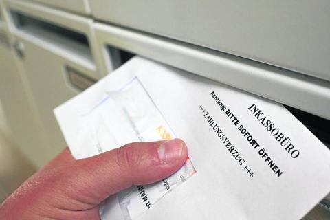 Erhält man Post von einem Inkassobüro, sollte man die Forderungen zunächst einmal genau prüfen. Foto: dpa