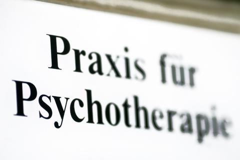 Die Sprechstunde beim Psychotherapeuten und Online-Therapien gelten als Angebote mit niedriger Hemmschwelle. Foto: dpa