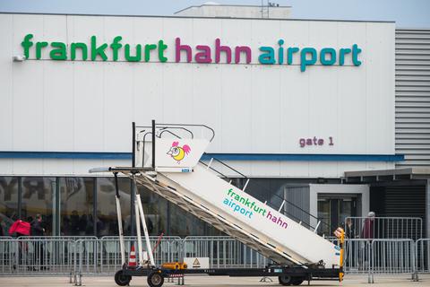 Eine Flugzeugtreppe steht auf dem Flughafen Frankfurt-Hahn.