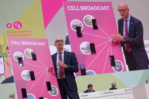 Der Vorstandvorsitzende der Deutsche Telekom, Timotheus Höttges, demonstriert bei der Hauptversammlung des Unternehmens im April das Cell Broadcast System.