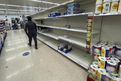 Trauriger Anblick: Leere Regale in einem Londoner Supermarkt, weil die Belieferung ausbleibt. Foto: dpa