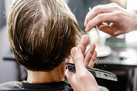 Junge Frauen und Männer, die in Thüringen eine Ausbildung im Friseurhandwerk beginnen, verdienen deutschlandweit am wenigsten. Symbolfoto: dpa