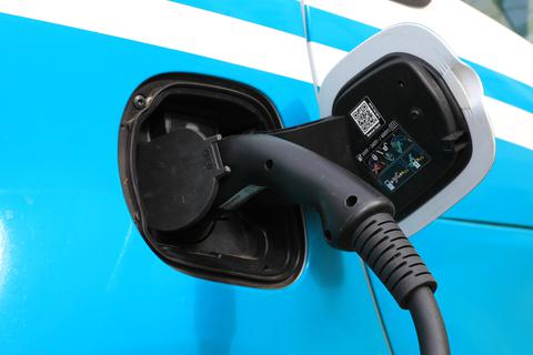 Ein Elektroauto zu laden könnte eigentlich so einfach sein wie das Tanken von Benzin oder Diesel ... wenn es nicht so kompliziert wäre. Foto: Peter Gercke/dpa-Zentralbild/dpa