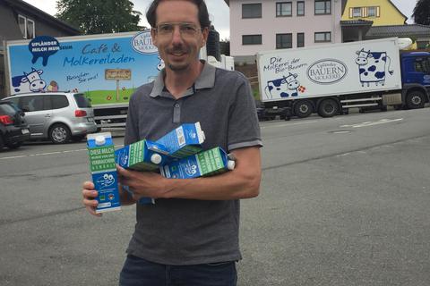 Initiativengründer Nicolas Barthelmé hält mit der Verbrauchermilch das erste Produkt in den Händen. Foto: Initiative DbhdC