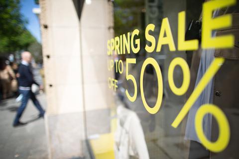 Mal sind es 20, mal 50 und manchmal sogar 70 Prozent: Immer mehr Modehändler in den Innenstädten werben nach der Wiedereröffnung ihrer Läden mit hohen Rabatten auf die Frühjahrs- und Sommerkollektion um Kunden.  Foto: dpa