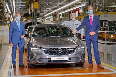 Der erste ist ein grauer Kombi: Oberbürgermeister Udo Bausch (von links), Werksleiter Michael Lewald und Opel-Chef Michael Lohscheller nehmen das neue Modell in Empfang. Foto: Opel