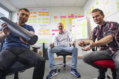 Noch befindet sich das Rüsselsheimer Start-up RYNX in der Entwicklungsphase. Ab 2022 wollen Sebastian Ewert, Holger Driehaus und Manuel Weber (von links) Displays verkaufen. Foto: Vollformat/ Volker Dziemballa
