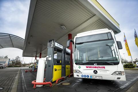 Die Firma Winzenhöler aus Groß-Zimmern ist einer der Projektpartner des Reallabors „Delta“. Das Unternehmen hatte 2019 hessenweit den ersten Brennstoffzellenbus im Linienbetrieb zwischen Darmstadt, Babenhausen und Wiebelsbach eingesetzt. Derzeit gehören sechs Wasserstoff-Omnibusse zum Fuhrpark. Archivfoto: Winzenhöler
