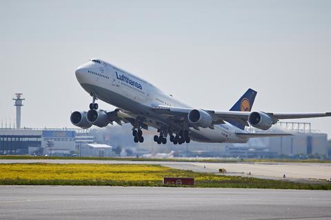 Eine Boeing 747-800 startet vom Frankfurter Flughafen. Lufthansa beobachtet eine pulsierende Nachfrage nach Flügen.