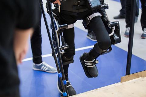Ein sogenanntes Exoskelett ermöglicht Querschnittgelähmten selbstständiges Gehen und Stehen. Foto: dpa