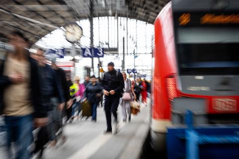 Wiesbaden: Wie gut kommt das Deutschlandticket an, welche Probleme gibt es? Hauptbahnhof Wiesbaden - - Foto: Lukas Görlach / VRM Bild