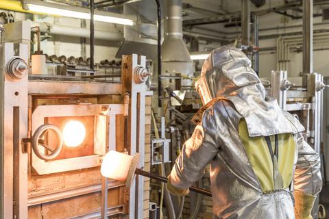 Bei der Glasschmelze entstehen enorm hohe Temperaturen. Entsprechend geschützt müssen die Mitarbeiter sein.